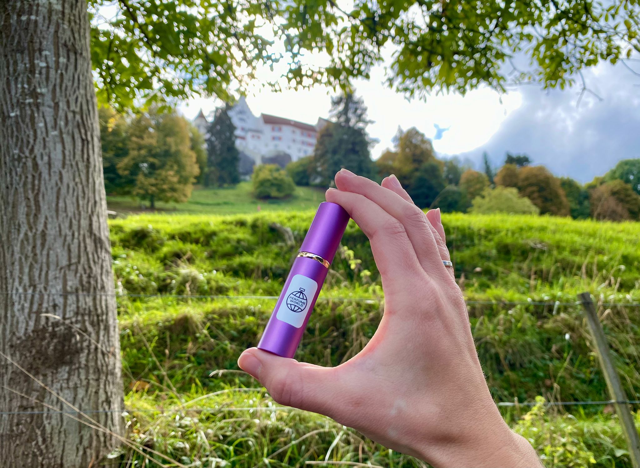 "Am besten finde ich es, dass man von so vielen verschiedenen Marken auswählen kann. Da die meisten Düfte Unisex sind, kann man sie auch weiterverschenken, wenn sie einem nicht gefallen."